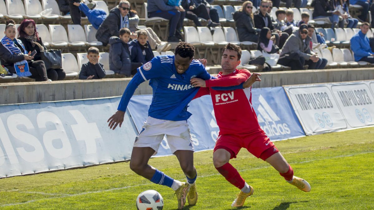 L’ex del Lleida John Neeskens intenta robar una pilota a Alpha, amb el qual es va batre en diverses ocasions durant el partit.