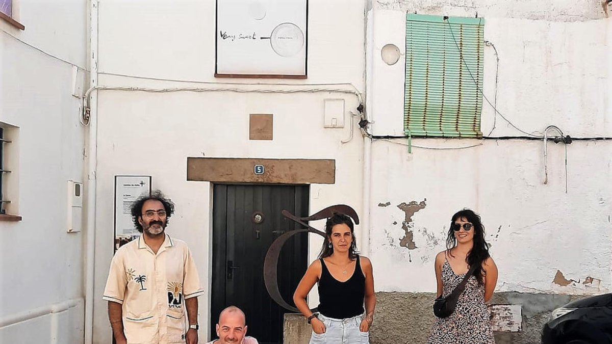 Los cuatro artistas participantes en la primera residencia creativa Lo Niu.