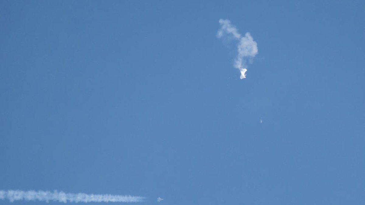 Moment en què el globus va ser abatut per un caça nord-americà a 18.000 metres d’altura.