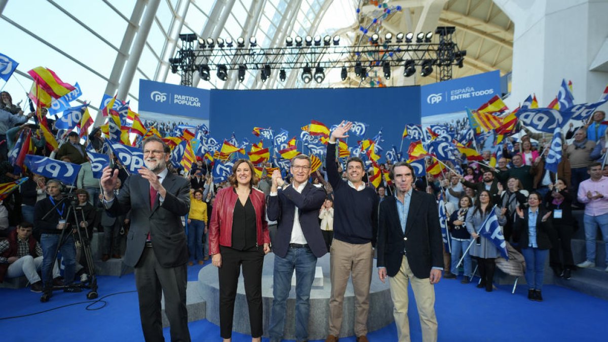 Feijóo (centro) con los expresidentes Aznar y Rajoy (a los extremos) ayer en el congreso de Valencia.