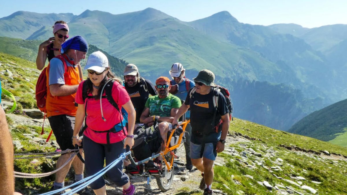 Cogul, porteado por un grupo de voluntarios, en una expedición de la asociación Rodamunt.