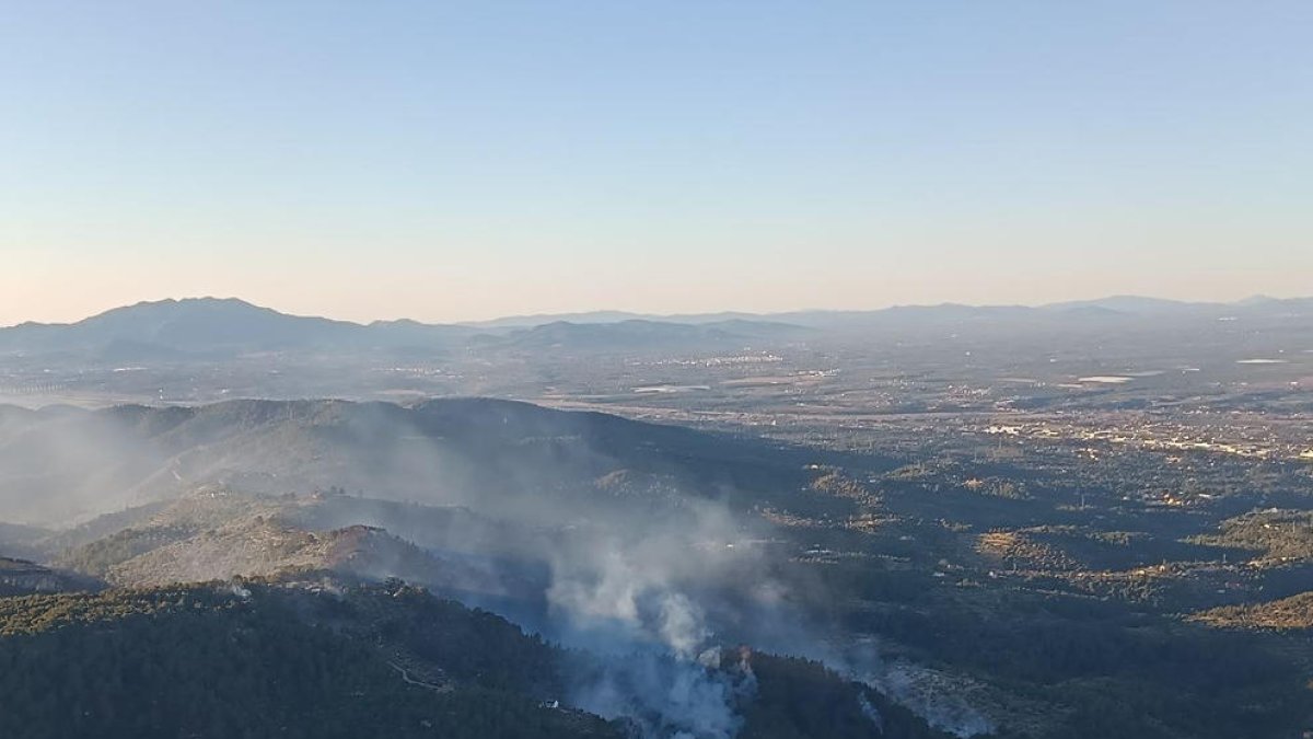 Imagen del área del perímetro del incendio forestal declarado ayer en Bítem, en Tarragona.