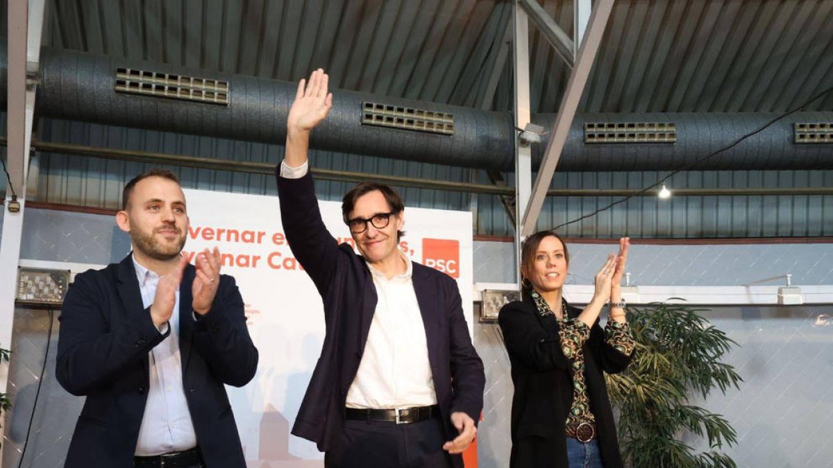 El primer secretari del PSC, Salvador Illa (al centre), ahir en un acte de precampanya a Sabadell.
