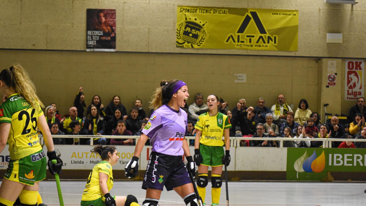 Luchi Agudo, que firmó un hat-trick, celebra uno de los tres goles que marcó.