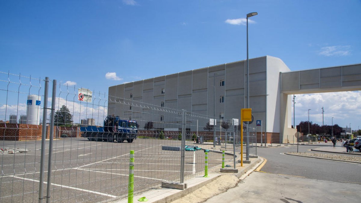 L’aparcament en superfície, on es farà el nou edifici, ja tenia tanques ahir al matí.