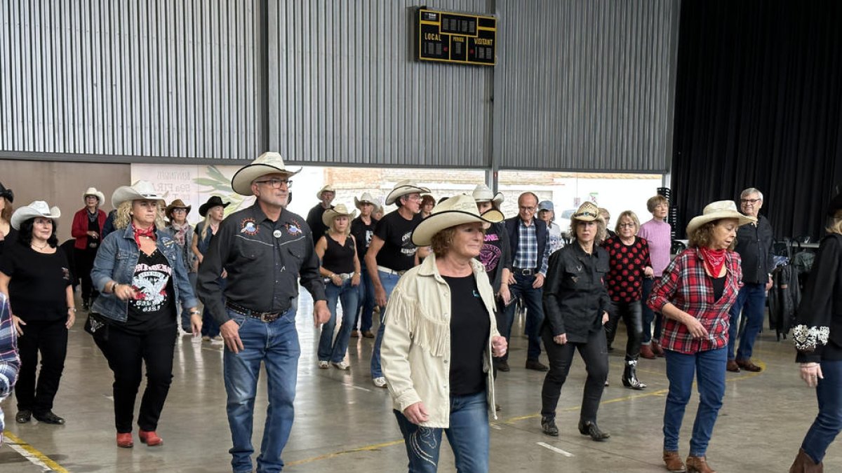 Recaudan 400 € para La Marató con una matinal country en Les Borges