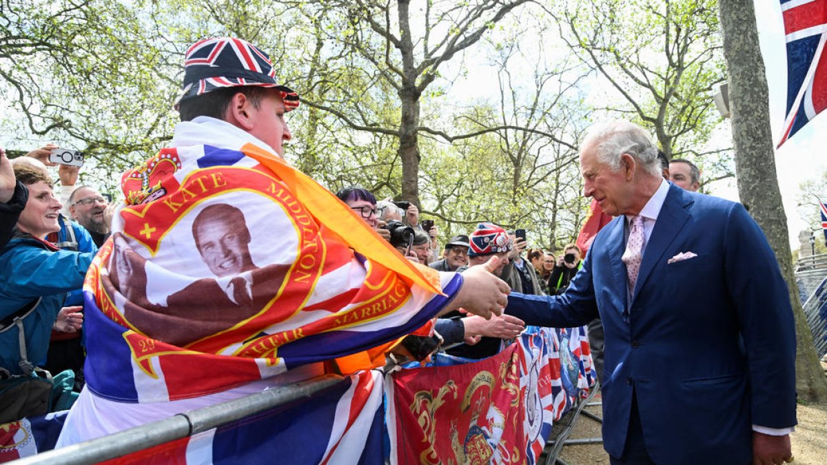 Carles III saluda la gent en un passeig fora del palau de Buckingham, a Londres, abans de la coronació.