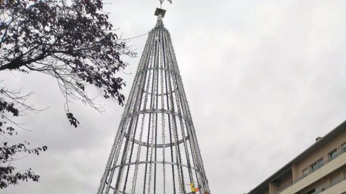 Las pancartas que colgaron en el árbol de Navidad de Pardinyes.