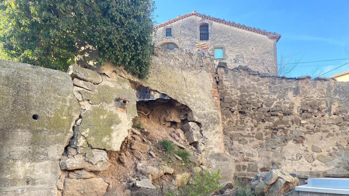 El muro derrumbado en el centro de Mont-roig.