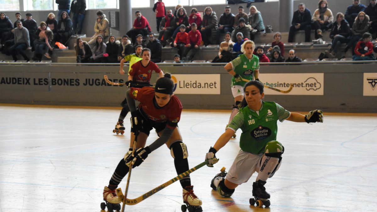 Laura Pastor, l’anotadora ahir de l’Alpicat, intenta disparar a meta.