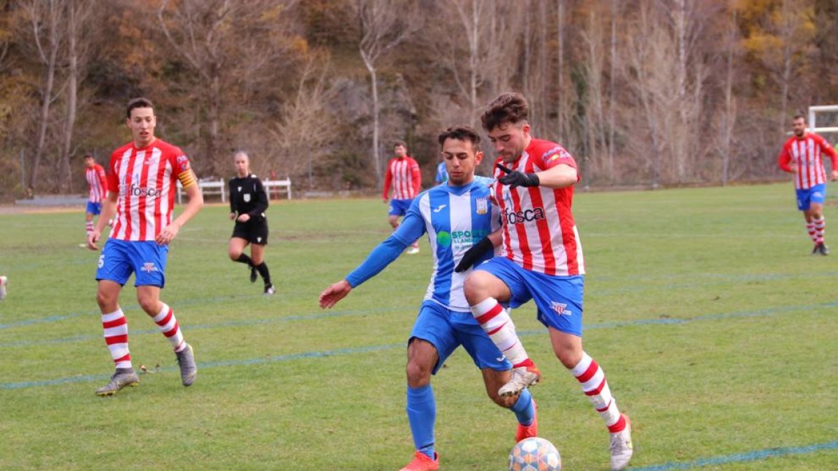 Una acció del partit disputat ahir a la Pobla de Segur.