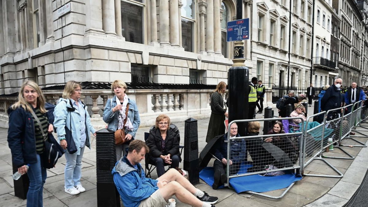 Milers de persones fan cua a Londres per accedir a la capella ardent d'Elisabet II