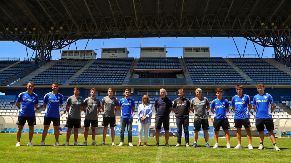 El presidente del Lleida Esportiu, en el centro, junto a los responsables del fútbol base esta temporada.