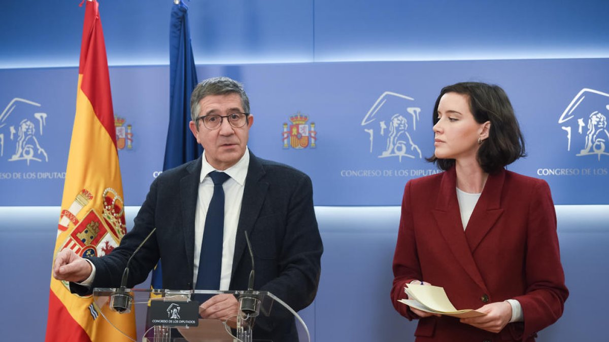 El portavoz del PSOE en el Congreso de los Diputados, Patxi López y la secretaria de Igualdad en la Comisión Ejecutiva Federal del PSOE, Andrea Fernández, durante una rueda de prensa después de registrar telemáticamente una proposición de ley para la reforma de la Ley de Libertad Sexual, conocida como la 'ley del solo sí es sí', en el Congreso de los Diputados.