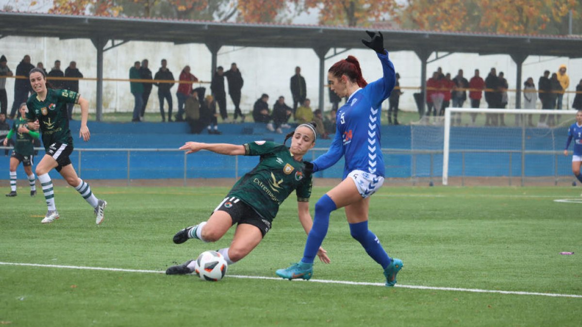 Astrid intenta superar a María Jesús, del Cacereño, en una jugada ofensiva del AEM.