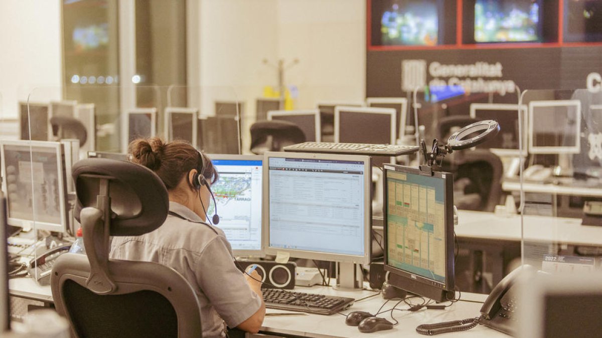 La Generalitat assumeix aquest mes la gestió d'alertes a mòbils per emergències