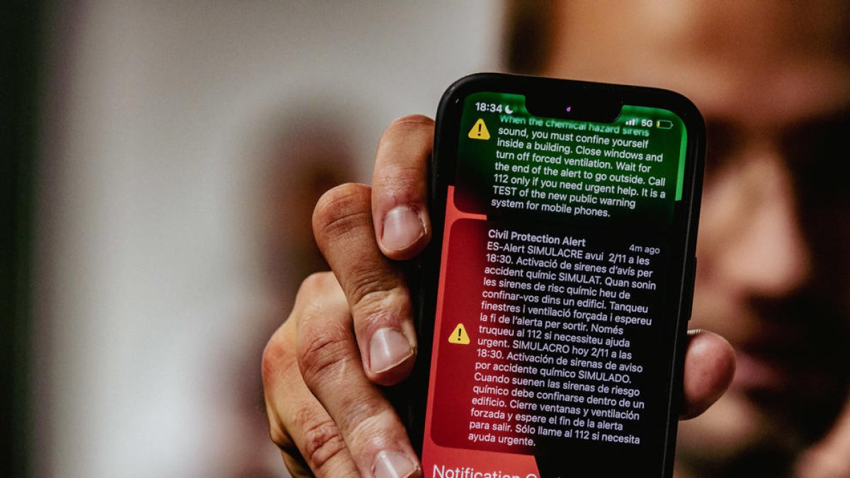 Quan s'activa el sistema, tots els mòbils que tinguin cobertura de les antenes de telefonia situades a la zona que les autoritats hagin determinat, reben un avís.