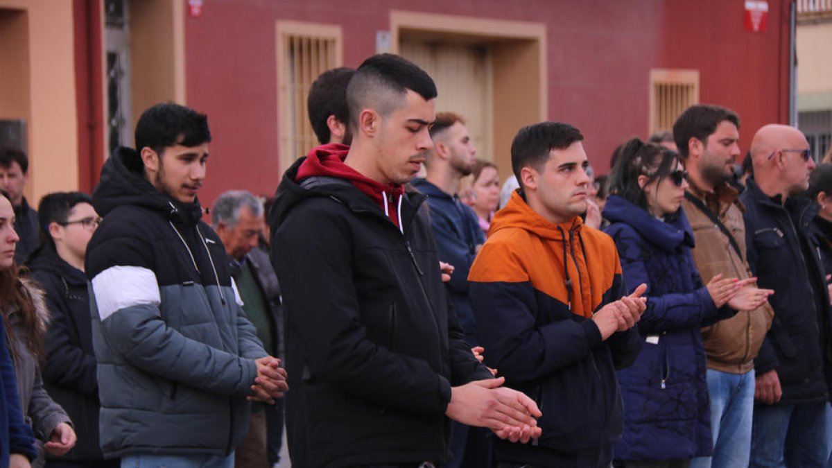 Tristesa i commoció a Camarles per la mort de tres joves en un accident: 