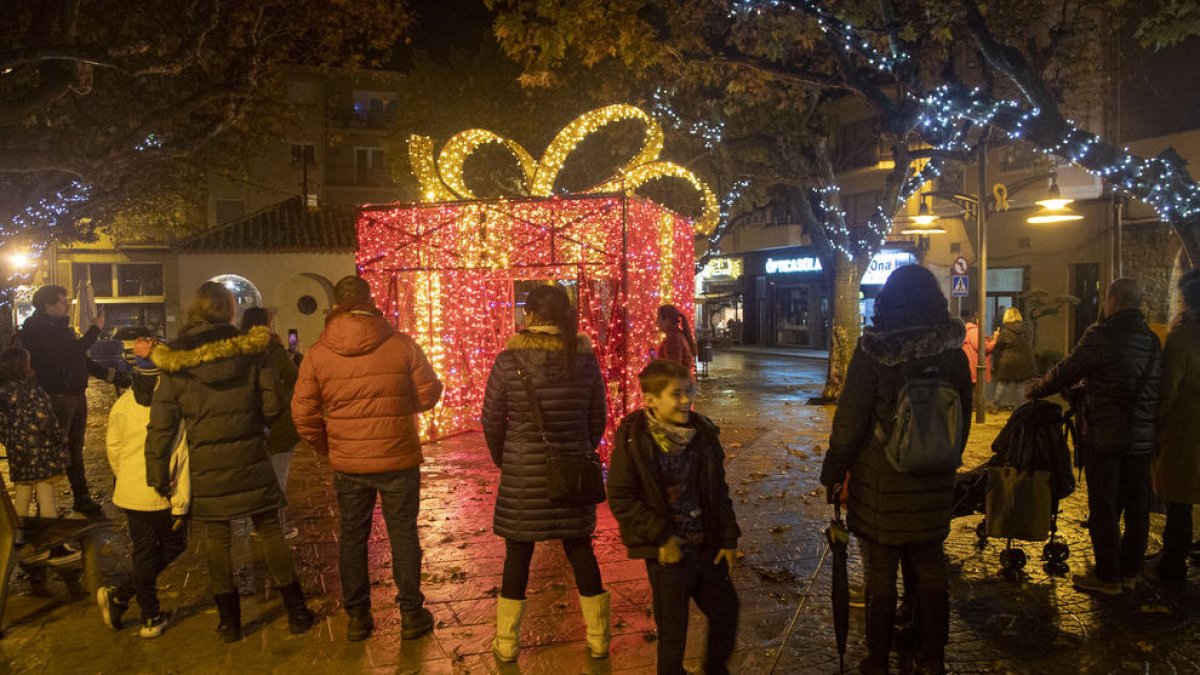 Diferentes personas interactuando con el regalo alumbrado.