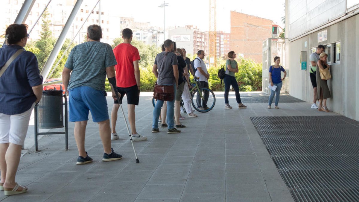 Ayer siguieron formándose colas frente a las taquillas del Barris Nord para comprar entradas.