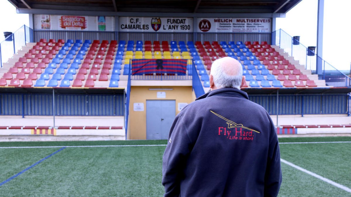 El Club de Futbol Camarles, on militaven les tres víctimes mortals de l'accident del Perelló, atura l'activitat