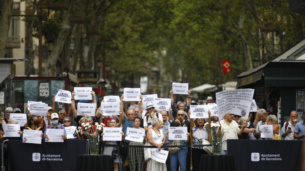 Manifestants van esbroncar els polítics presents i van interrompre el minut de silenci.