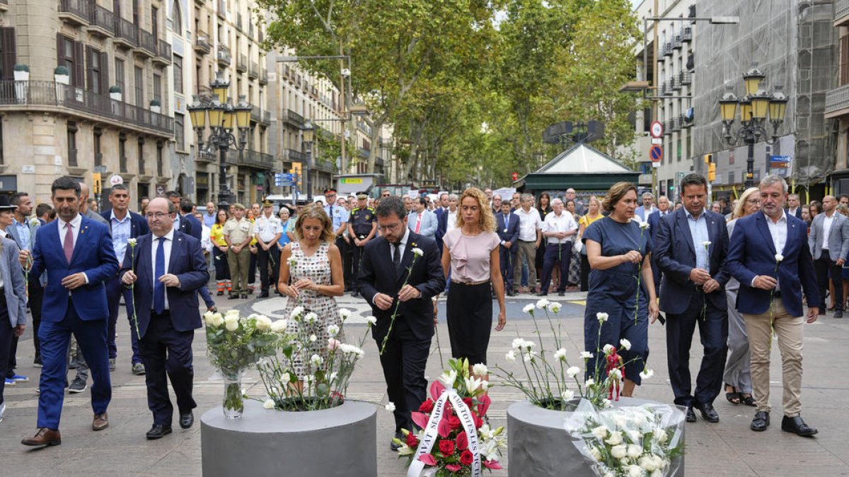 Representantes políticos ayer en las Rambles.