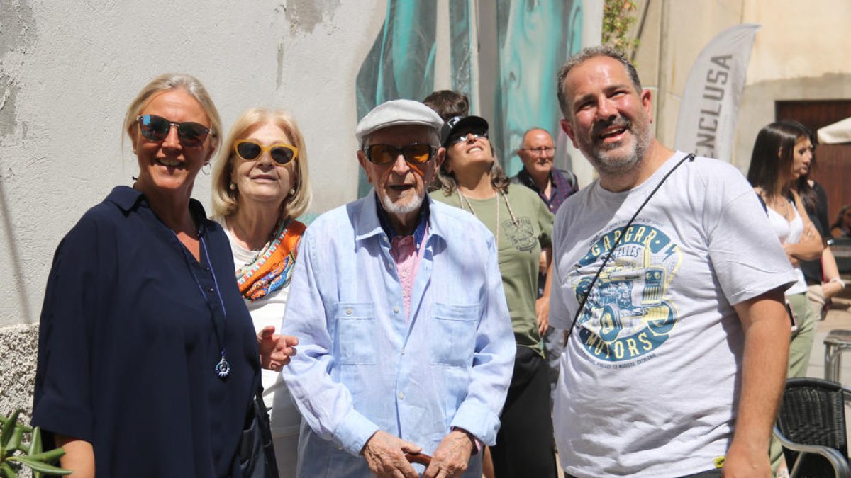 Josep Vallverdú coneix el mural que ret homenatge al seu món literari al 8è Gargar de Penelles