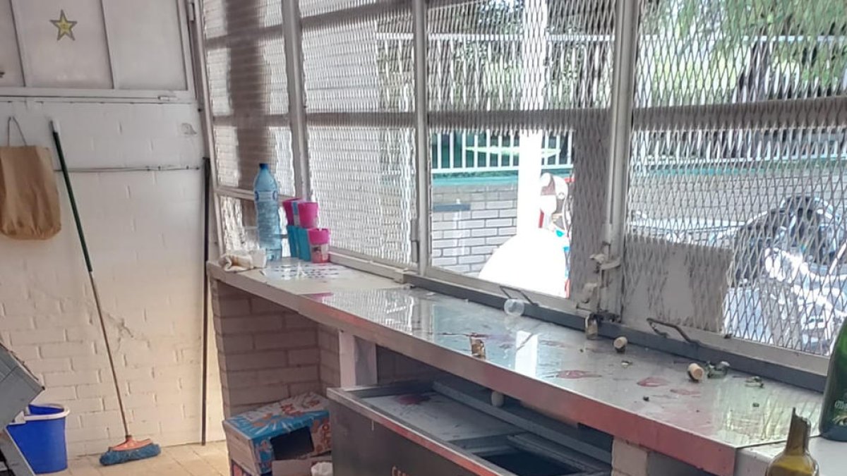 Estado del bar de las piscinas tras una gamberrada en junio.