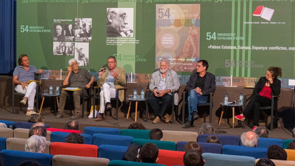 Talarn (tercer per l’esquerra) ahir a Prada.