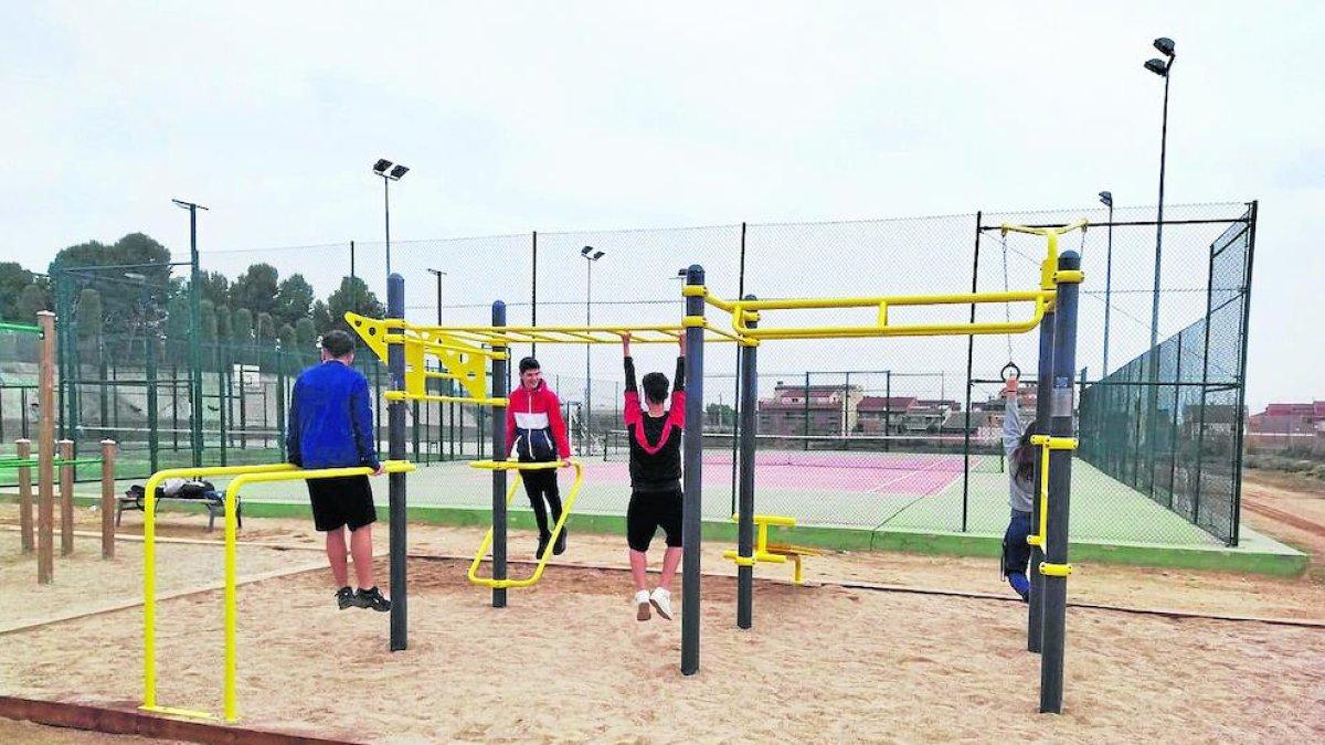 Els aparells instal·lats a la zona de la pista de pàdel.