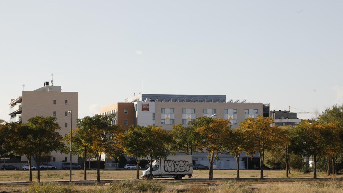 Los pisos estarán ubicados en esta zona de Copa d’Or, detrás de los hoteles del grupo Ibis.