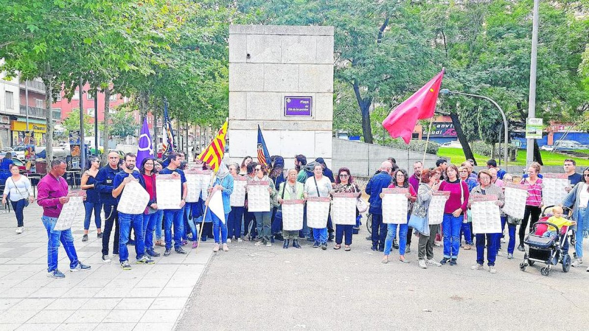 La presentación de los actos, junto a la placa con el nombre de Clot de les Granotes