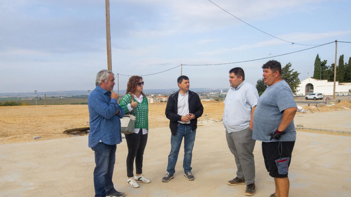 Janés (centre), durant una visita d’obres a Alcarràs.