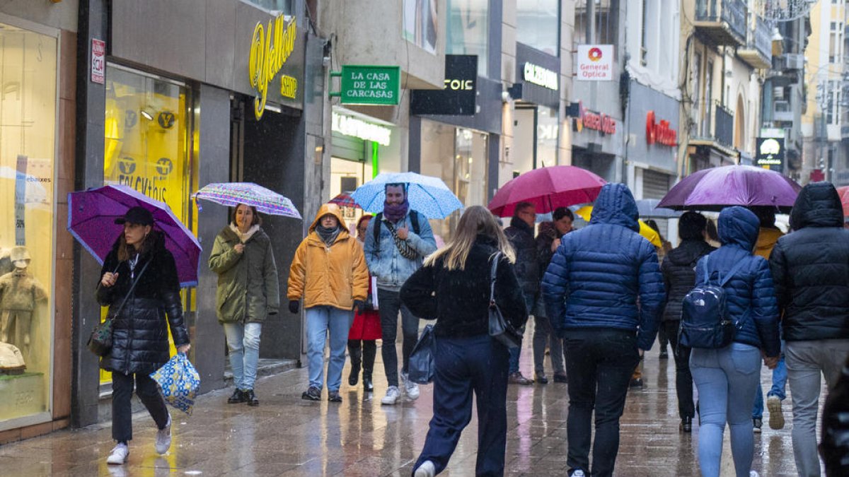 Ayer hubo menos gente de compras por el Eix Comercial que el sábado a causa de la lluvia.