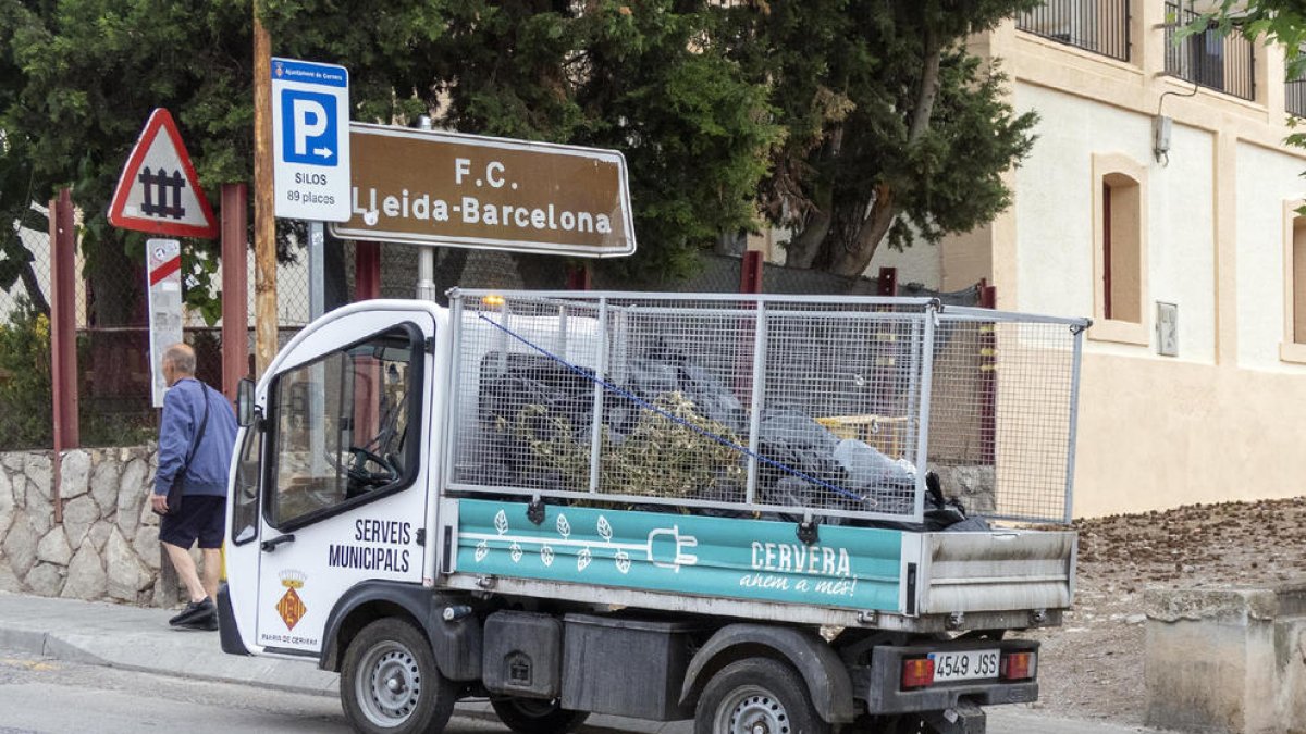 Vehículo de la brigada de limpieza de Cervera.