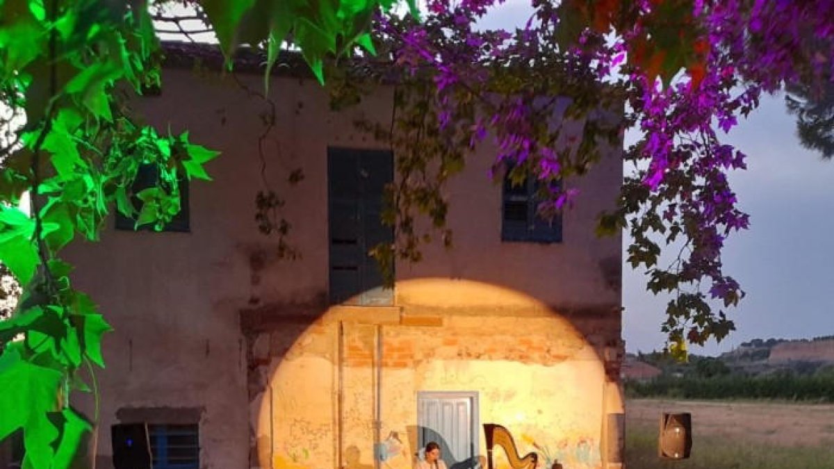 La artista de Guissona Glòria Ribera y Berta Puigdemasa presentaron el pasado julio la Casa del Bosc.