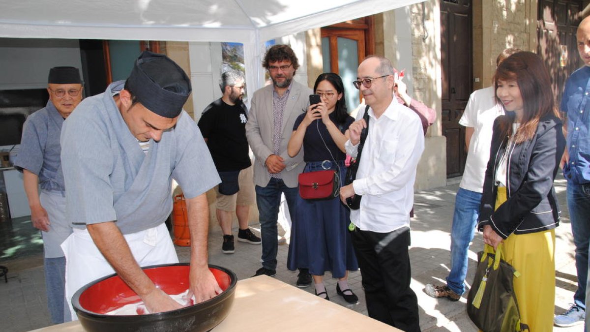 El cónsul visitó las diferentes paradas del festival.
