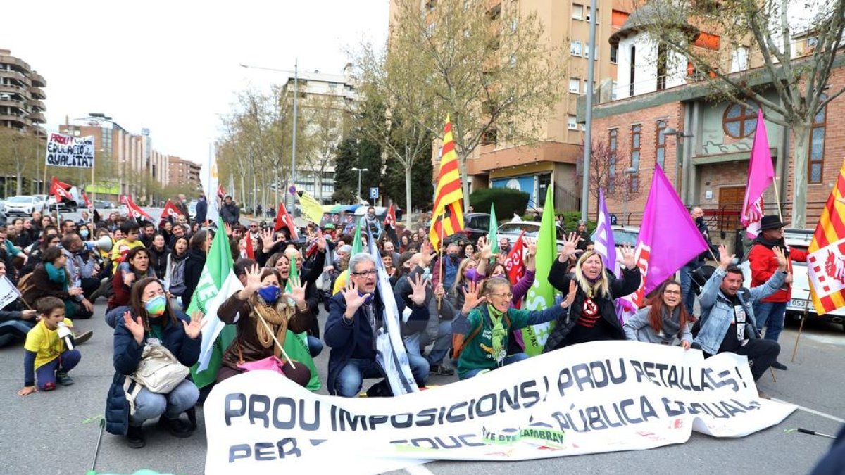 Educació planteja una nova proposta als sindicats però aquests la rebutgen i no s'asseuen a la mesa negociadora