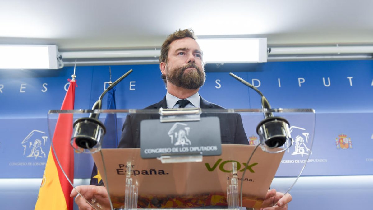 El portaveu de VOX al Congrés, Iván Espinosa de los Monteros, compareix davant dels mitjans de comunicació aquest dimarts.