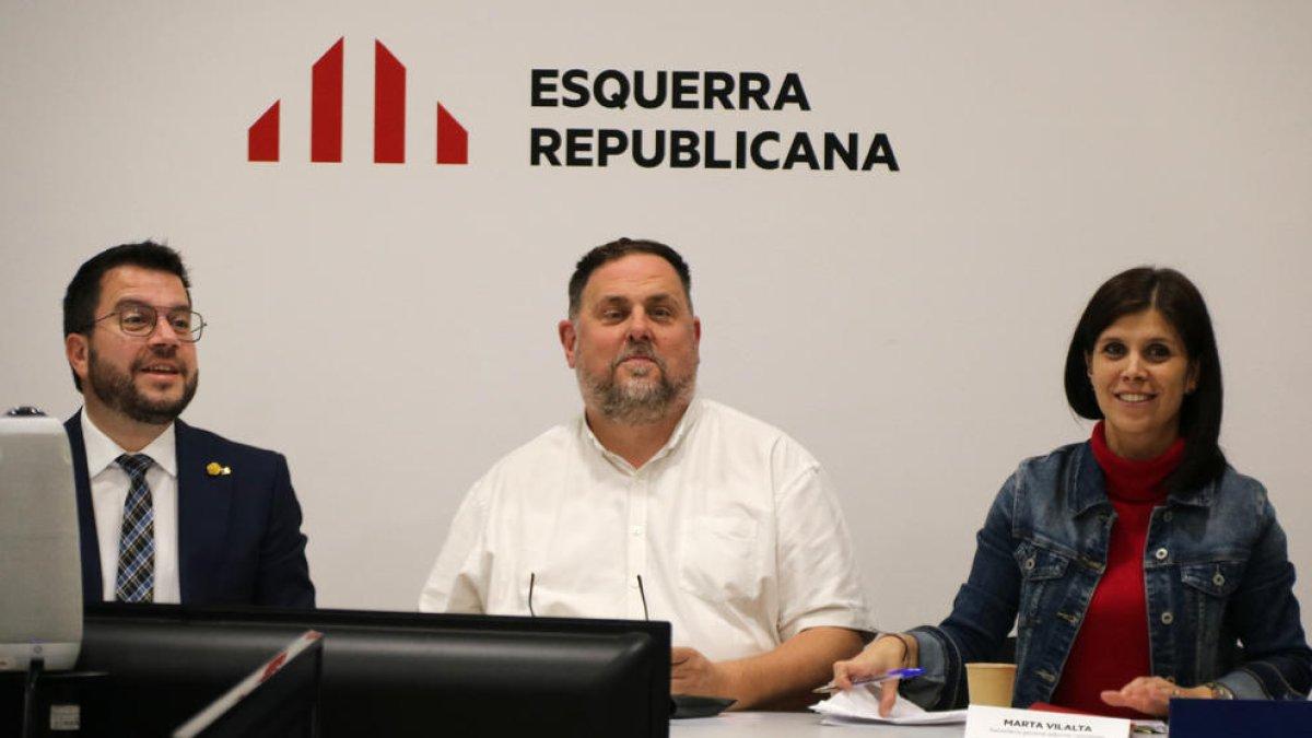 El presidente de la Generalitat, Pere Aragonès, el presidente de ERC, Oriol Junqueras, y la secretaria general adjunta, Marta Vilalta, en una reunión de la Ejecutiva Nacional de ERC en la sede del partido.