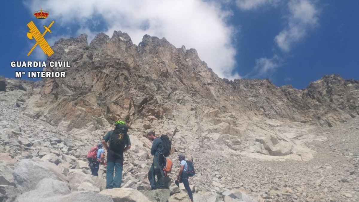 Una imatge de l'operatiu de rescat del cos de la dona.