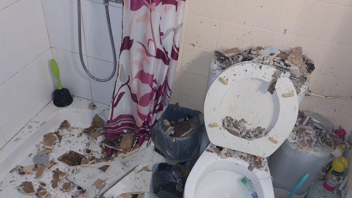 El techo del baño de una vivienda se derrumbó por las acciones de los okupas, que viven en estos pisos.