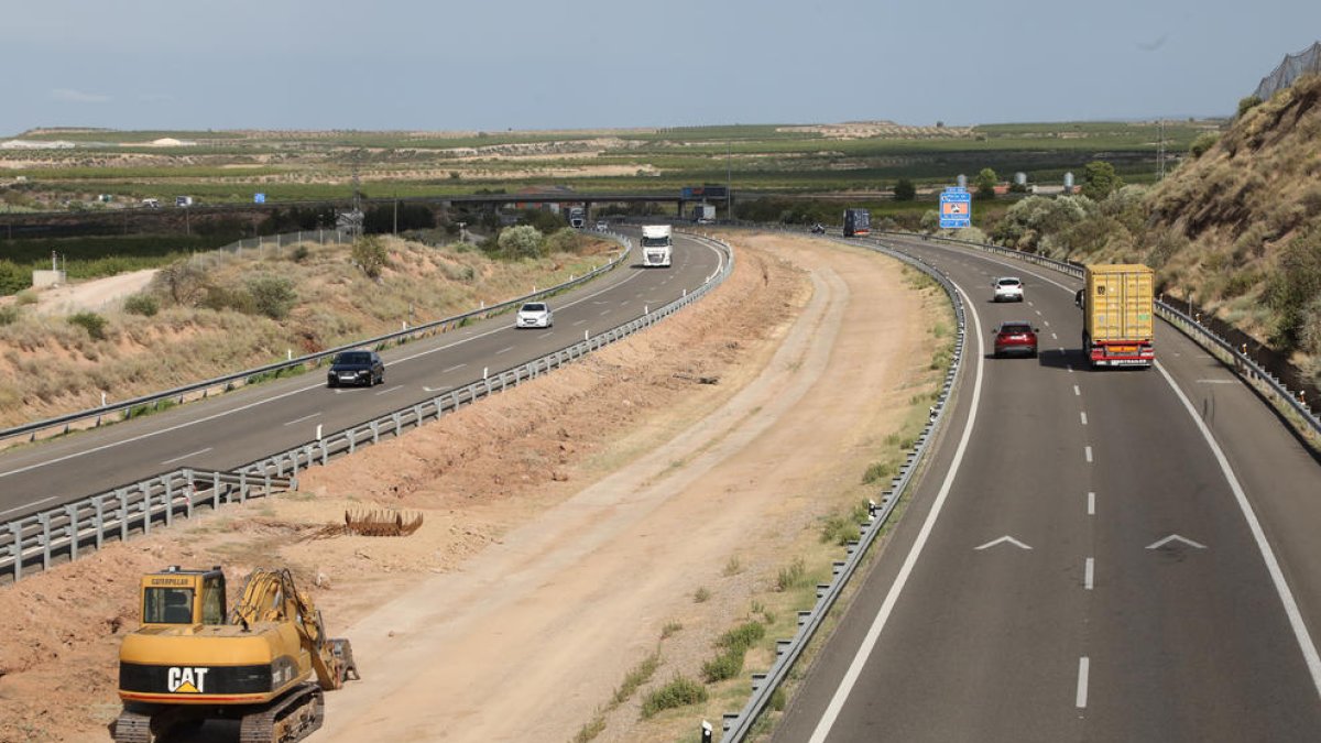 Trabajos previos en la autopista a su paso por Castelldans para la instalación de los nuevos dispositivos.