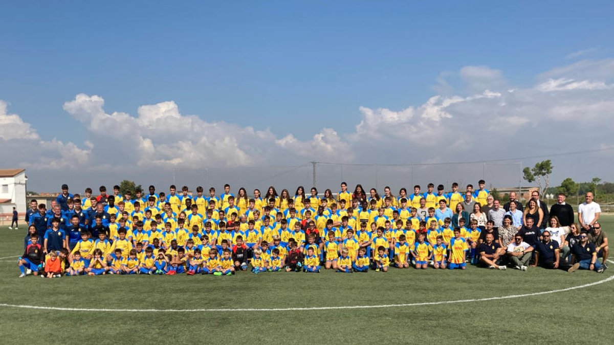 Foto de família de jugadors i jugadores que formen part de l’Escola de Futbol de la Noguera.