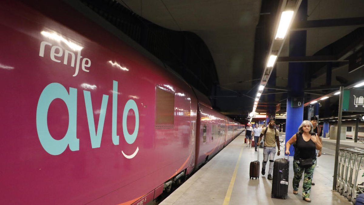 Uno de los dos Avlo, el tren de alta velocidad de bajo coste de Renfe, que paran al día en la estación de Lleida-Pirineus, ayer por la noche.