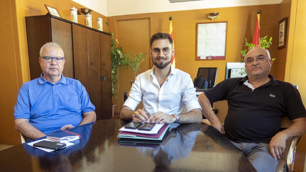 Jan Pomés, al centre, al costat de Ramon Augé (esquerra) i Antonio Delgado (dreta).