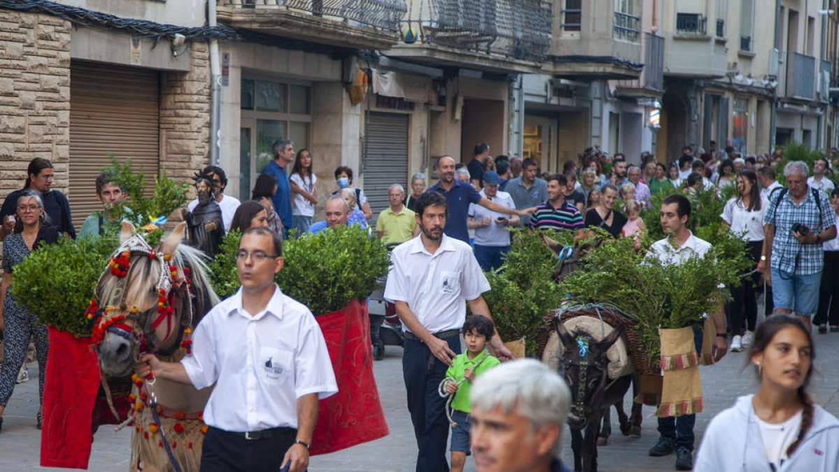 Desenes de persones van omplir el centre per presenciar la tradicional entrada de l’aigua a la qual s’atribueix propietats miraculoses.