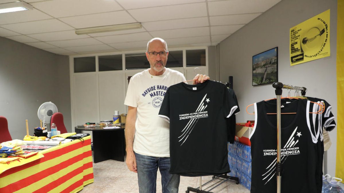 Las camisetas de la Diada se pueden adquirir en la sede de la ANC en la capital del Segrià.