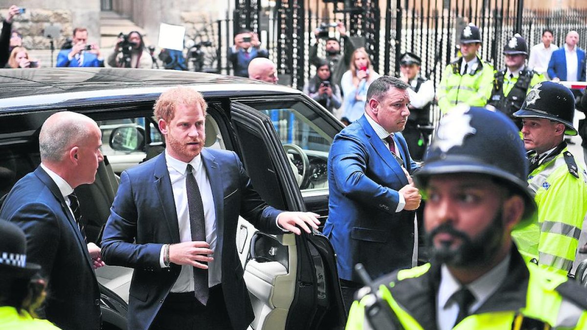 El duque de Sussex llegando ayer al Tribunal Superior de Londres